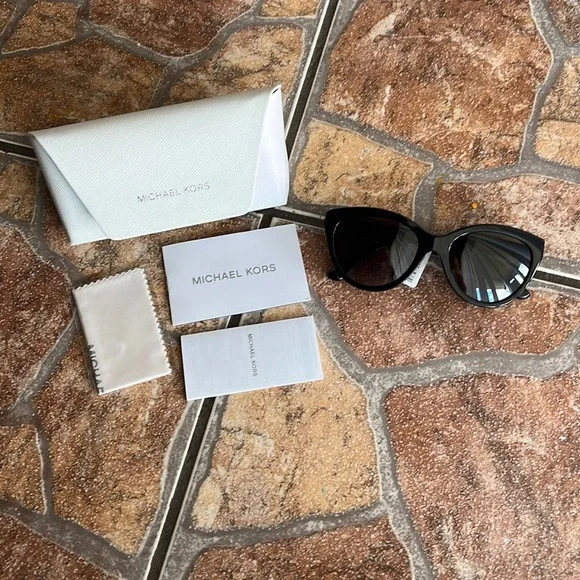 MICHAEL Michael Kors | Accessories | Nwt Michael Kors Makena  display picture 3